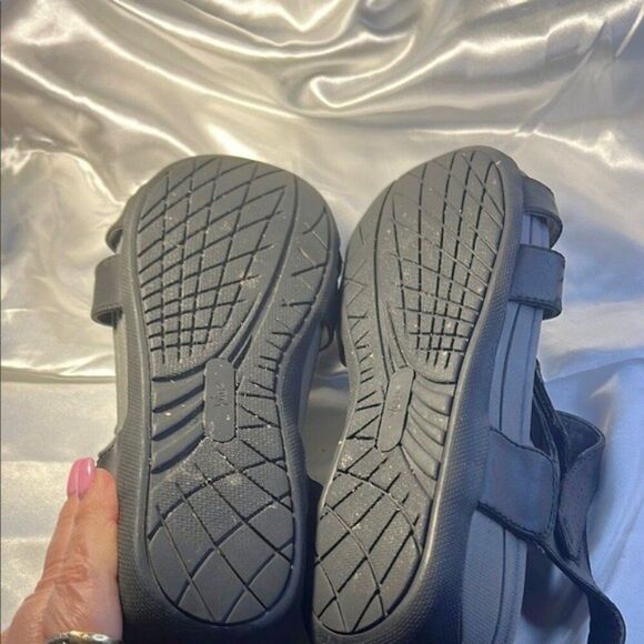 Yuu Devan Black Women's Sandals - Size 8 1/2 - Picture 3 of 8